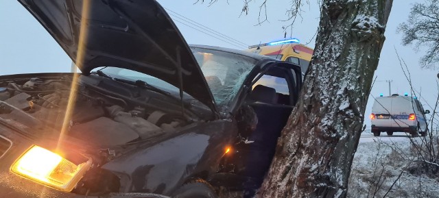 W Marianach kobieta kierująca samochodem osobowym, na śliskiej nawierzchni, straciła kontrolę nad pojazdem i uderzyła w drzewo
