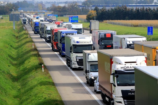 Drogowcy naprawiają barierki energochłonne, które doznały uszkodzeń po wtorkowym (21 marca) wypadku. Ruch w stronę Wrocławia odbywa się tylko prawym pasem.