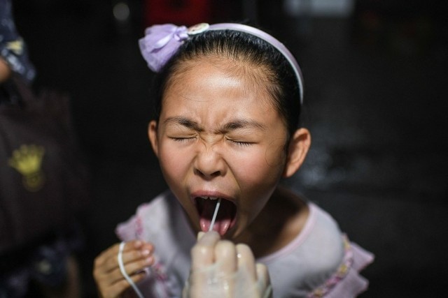 Niektóre szpitale w Chinach są wypełnione dziećmi, które chorują  na zapalenie płuc.