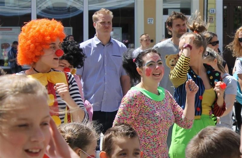 Około 200 osób w przebraniach klaunów na placu Polonii...