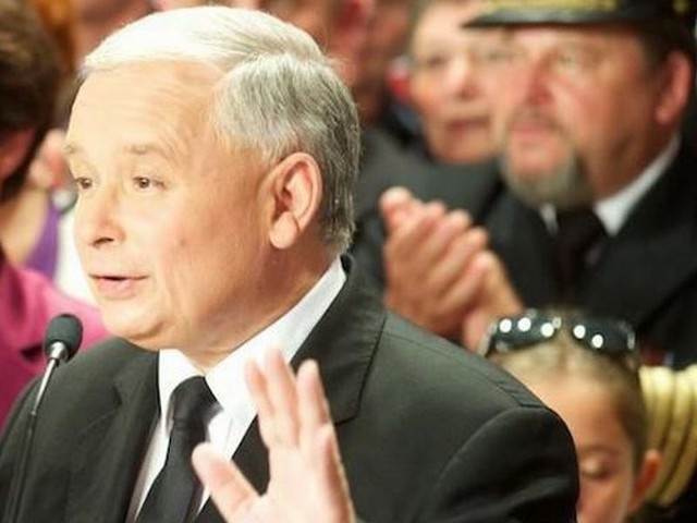 Szef PiS Jarosław Kaczyński jeździ skodą superb. Choć sam nie ma prawa jazdy, to ma za to dwóch doświadczonych kierowców, którzy zawiozą go wszędzie tam, gdzie sobie zażyczy.