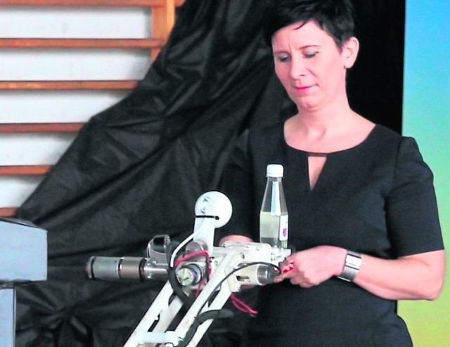 Mądry robot podał pierwszą butelkę "cudzynowianki" doktor Beacie Wiktorowicz, nadzorującej wiercenia w Cudzynowicach.