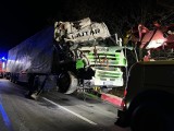 Wypadek ciężarówki przewożącej mięso w Wielkopolsce. Całkowicie zablokowała przejazd