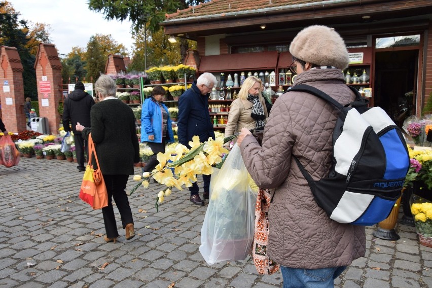 Porządki na cmentarzach. Tak jest na Grabiszynku [ZDJĘCIA]