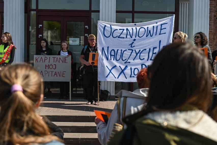 Manifestacja pt.  „W rękach rządu jest nasza matura!” przed...