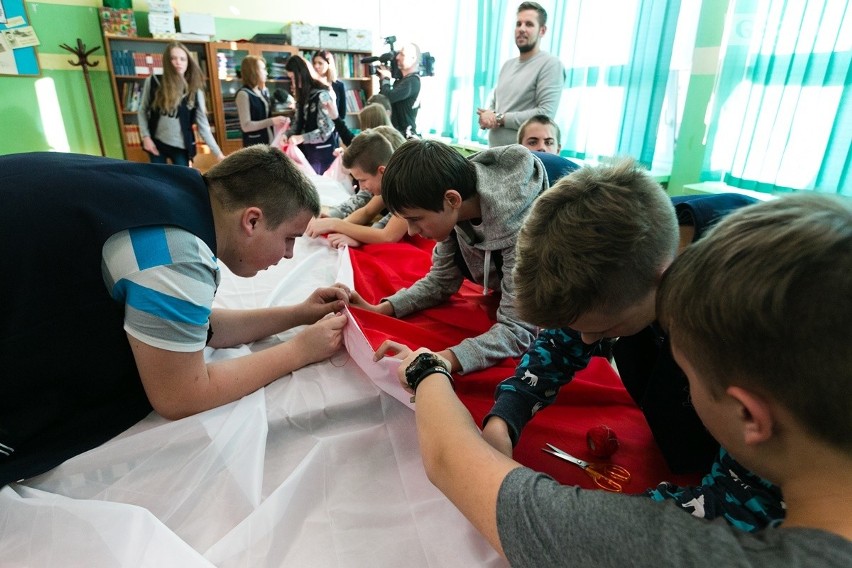 Szczecin: To będzie naprawdę duża flaga Polski! Szyli ją cały październik [WIDEO, ZDJĘCIA]