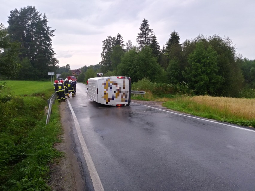 Podhale. Popadał deszcz i już wypadek. Bus z pieczywem wywrócił się na mokrej jezdni 