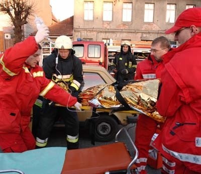 Ratownicy często urządzają pokazowe akcje ratunkowe. Na zdjęciu ze strażakami podczas pokazu z okazji finału Wielkiej Orkiestry Świątecznej Pomocy w Myśliborzu