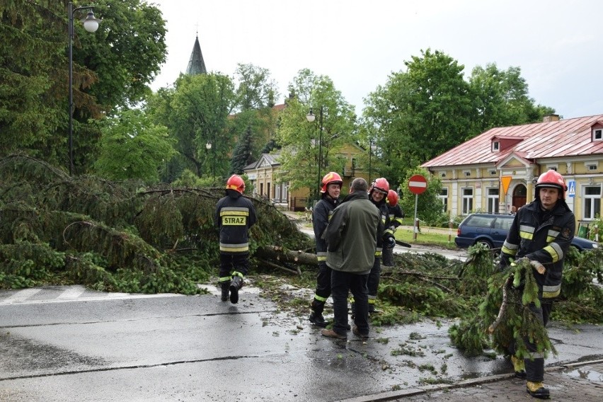 Nawałnica nad Końskimi. Połamane drzewa, zerwany dach hali sportowej!