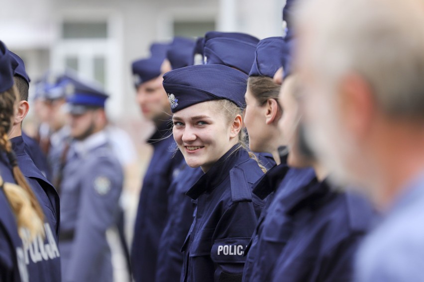 Białystok. Blisko 50 nowych funkcjonariuszy złożyło przyrzeczenie i wstąpiło w szeregi podlaskiej policji [ZDJĘCIA]