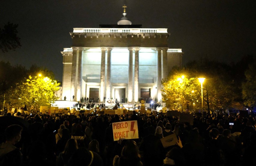 Za nami pierwszy weekend protestu kobiet w Katowicach....