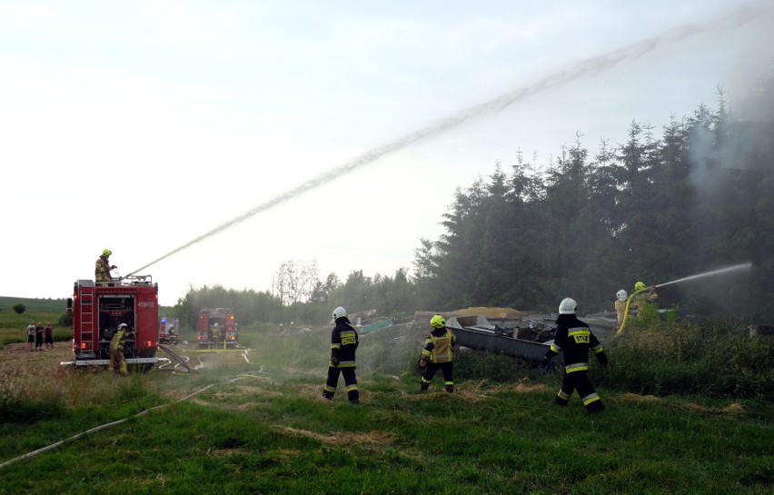 Olbrzymi pożar wybuchł w zakładzie produkującym łodzie i jachty niedaleko Chojnic. Policjanci ustalają przyczyny. Zdjęcia