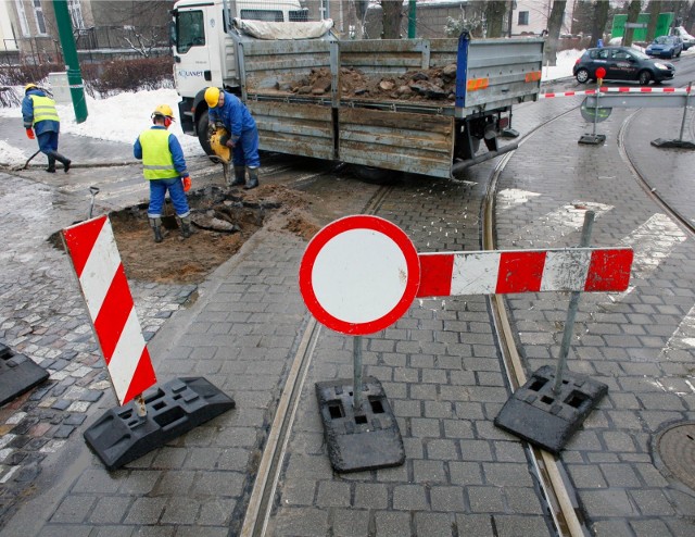 Rusza okres studencki. A to oznacza powrót jeszcze bardziej wzmożonego ruchu na ulicach Poznania. Przez trwające prace remontowe na poznańskich drogach na ulicach mogą tworzyć się ogromne korki. Sprawdź, gdzie w najbliższym czasie spodziewać się utrudnień drogowych w Poznaniu --->