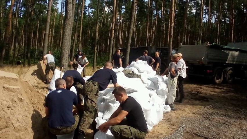 Akcja ratunkowa w gminie Darłowo. Pękł wał przeciwpowodziowy