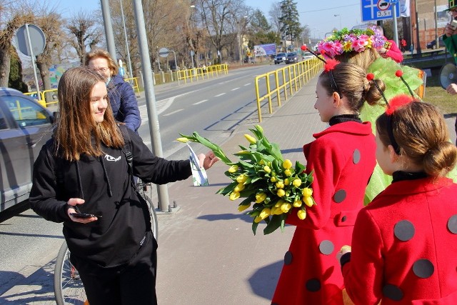 Pierwszego dnia wiosny na ulicach miasta pojawiła się Pani Wiosna, obdarowująca mieszkańców tulipanami