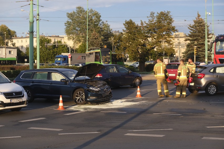 Zderzenie dwóch samochodów na rondzie Śródka w Poznaniu....