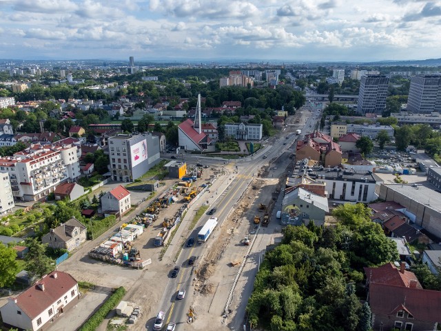 Rozbudowa 29 Listopada w Krakowie zaczęła się pod koniec 2020 roku, w 2022 prace nad tą ważną drogą wyjazdową z Krakowa w kierunku na Warszawę nadal trwały i były koszmarem dla kierowców. Potrwają jeszcze przez cały 2023 rok, nie ułatwiając życia właścicielom aut. Pytanie czy uda się prace zakończyć w tym roku, by będzie poślizg i inwestycja wejdzie w rok 2024. Czas pokaże.
