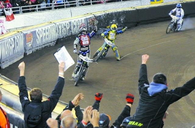 Chris Holder (na zdjęciu w kasku czerwonym) po tym wyścigu wiedział, że został najmłodszym żużlowym mistrzem świata.