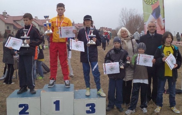 Mateusz Wróbel (na najwyższym podium) w Końskich wywalczył złoty medal. Dekorowała go między innymi Mirosława Sarna, olimpijka z Meksyku.