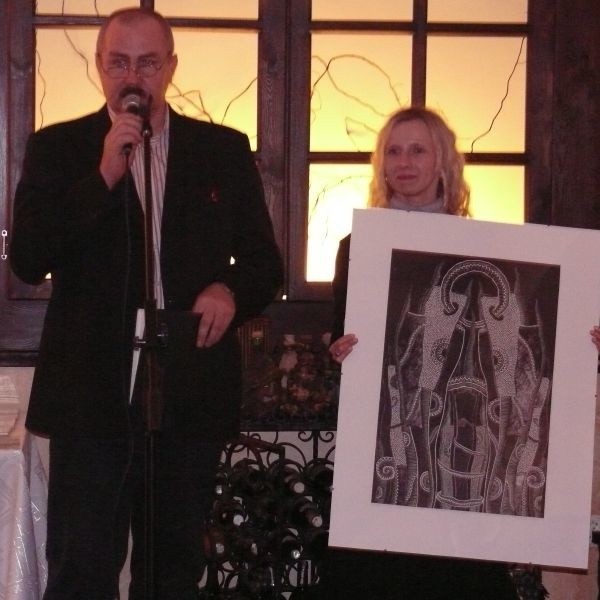 Malarka Małgorzata Jonaszek była jedną z osób, które przekazały swoje prace na aukcję charytatywną. Na zdjęciu razem z prowadzącym imprezę Jerzym Strzyżem.
