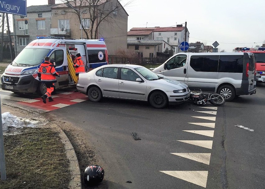 Przasnysz. Zderzenie na skrzyżowaniu. Ranny motorowerzysta [ZDJĘCIA]