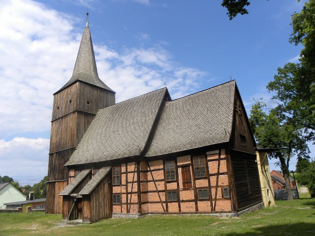 Perełką na szlaku kościołów drewnianych jest niewątpliwie kościół w Klępsku.