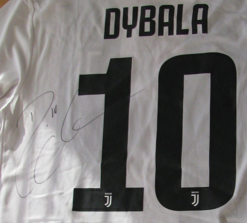 Paulo Dybala ma 25 lat, jest Argentyńczykiem  pochodzenia...