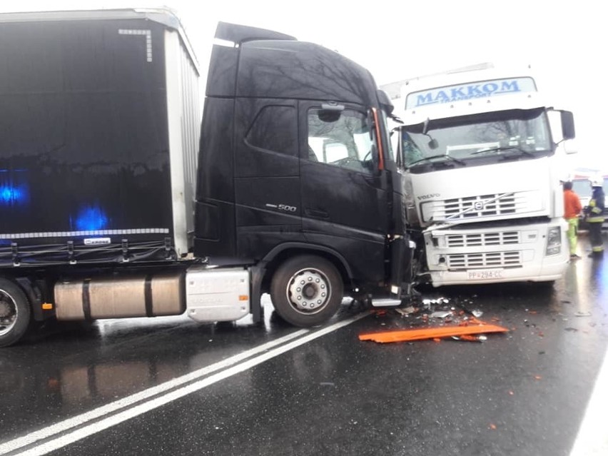 Wypadek ciężarówek przy węźle autostrady A4. Potężne korki