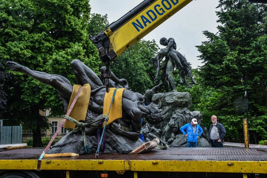 Prace związane z odrestaurowaniem rzeźby mężczyzny...