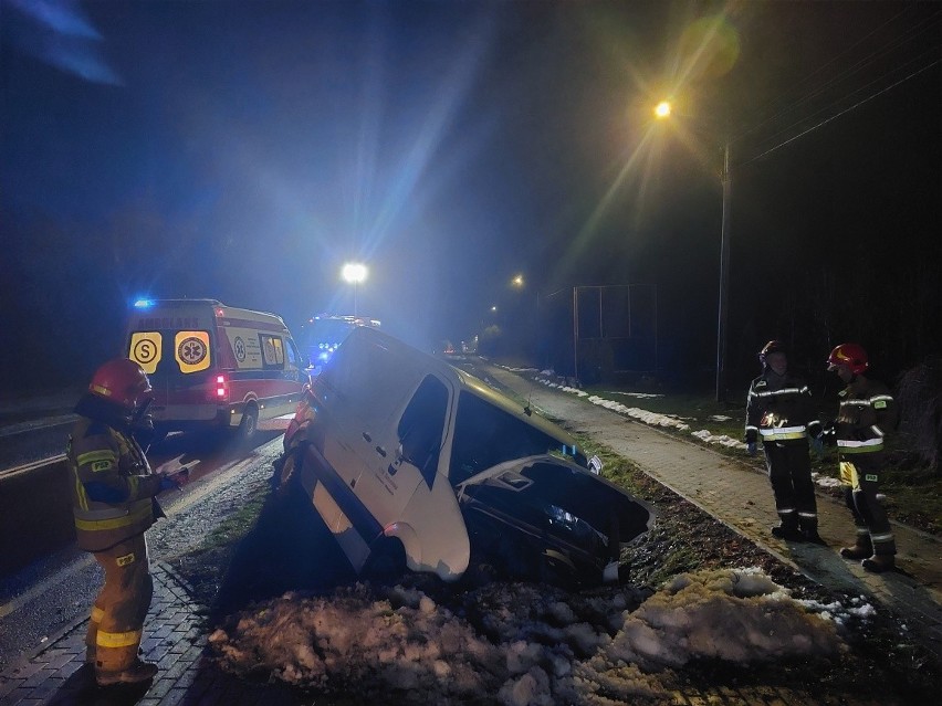 Wypadek busa w Przybysławicach. Jedna osoba w szpitalu