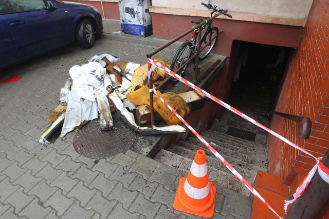 Strażacy ugasili pożar w piwnicy hotelu pracowniczego przy ulicy Łozowej na poznańskim Dębcu, który wybuchł we wtorek rano. Jedna osoba została poszkodowana. Przejdź do kolejnego zdjęcia --->