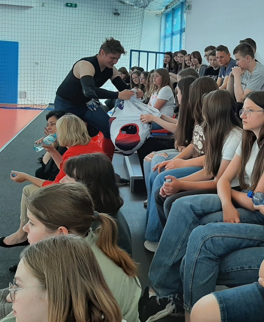Niecodzienna lekcja WF w szkole w Belsku Dużym. Uczniów odwiedzili futboliści amerykańscy klubu Dukes Ząbki