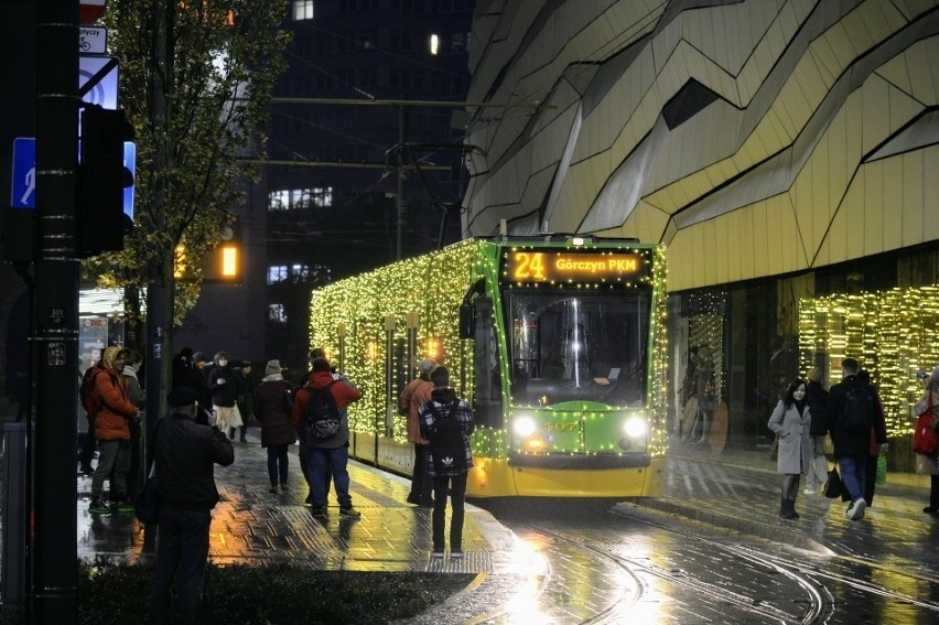 Rozświetlony prawie 10 tysiącami światełek tramwaj linii nr...