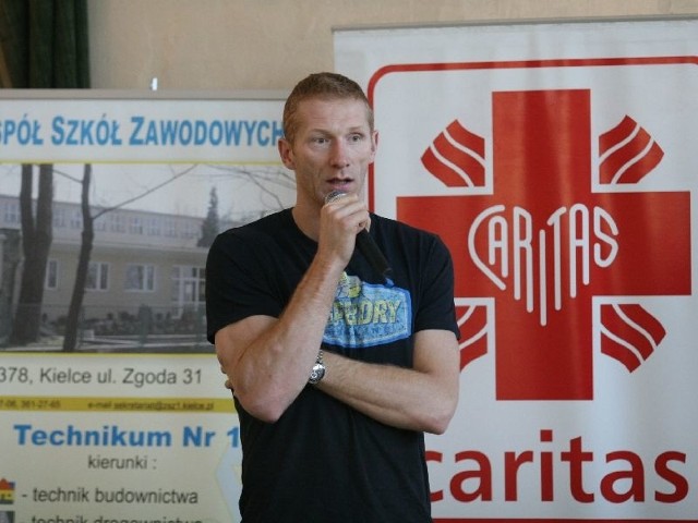 Karol Bielecki, piłkarz Vive Targi Kielce mówił, że nie powinniśmy się odwracać, kiedy ktoś potrzebuje pomocy.