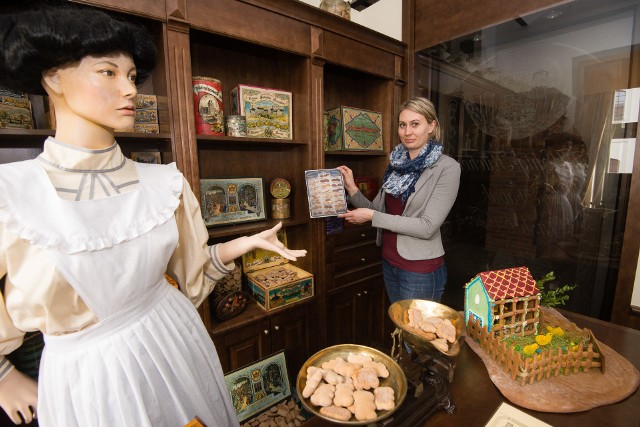 Kuratorka otwieranej wystawy Anna Kornelia Jędrzejewska na jednej ze stałych ekspozycji Muzeum Toruńskiego Piernika