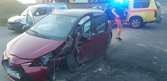 Kierujący samochodem osobowym Toyota wjechał na nieczynny odcinek S6 po czym uderzył w betonowy  mur. Do zdarzenia doszło w okolicy miejscowości Płoty. Dwie osoby zostały ranne. W pomocy poszkodowanym brali udział ratownicy WOPR. ZOBACZ WIĘCEJ: BUDOWA DROGI S6 - SERWIS SPECJALNY Zobacz także: Białogard: Łabędzie na DK nr 6. Eskortowała je policja i WOPR