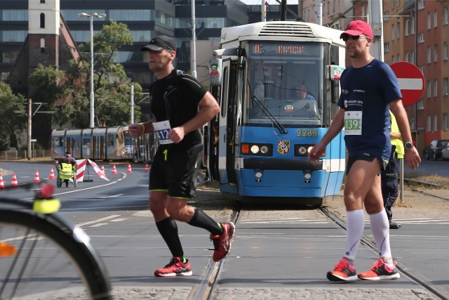 34. WROCLAW MARATON - TAK KURSUJE MPK WE WROCŁAWIU - AUTOBUSY I TRAMWAJE W CZASIE MARATONU WROCŁAW