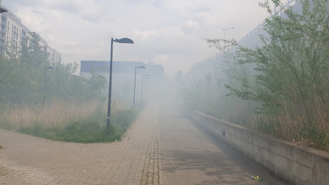 Potężny biały dym wydobywał się z tunelu koło dworca Łódź Fabryczna. Na miejsce wezwana została straż pożarna. Co ustaliła?CZYTAJ DALEJ>>>.