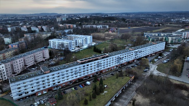 Widok na jeden z najdłuższych bloków w Krakowie na os. Na Wzgórzach