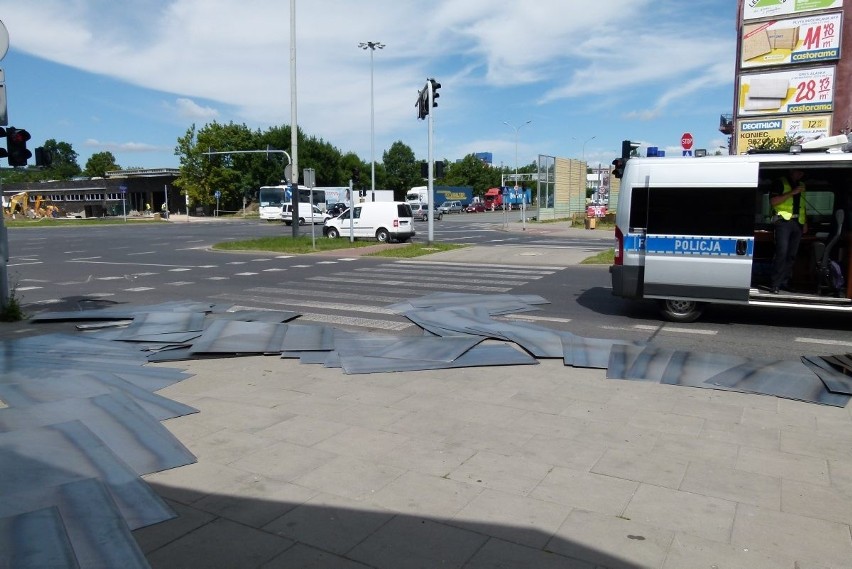 Tir zgubił ładunek na Obywatelskiej. Blachy wysypały się na chodnik [ZDJĘCIA+FILM]