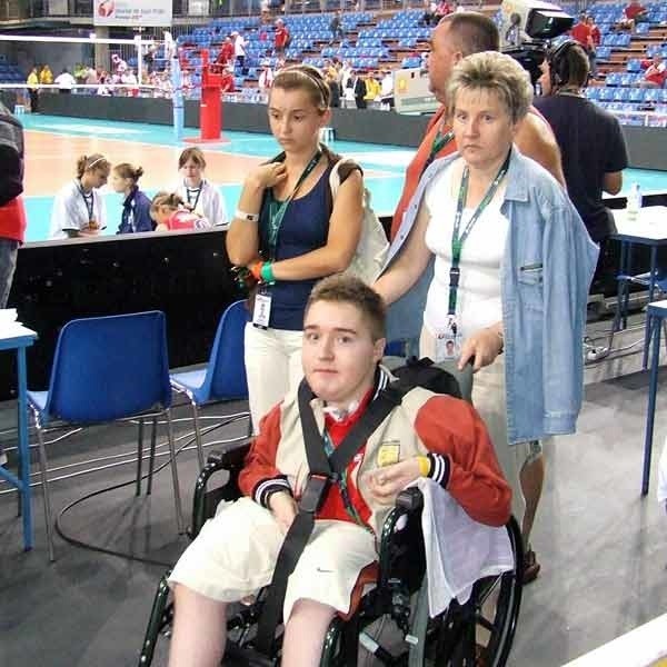 Krzyś (na wózku) ze swoją mamą, która, towarzyszyła mu podczas meczów rozgrywających się w hali na Podpromiu w Rzeszowie.  