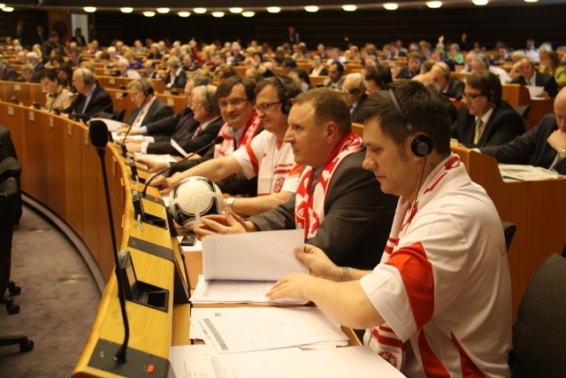 Na pierwszym planie świętokrzyski europoseł Solidarnej Polski - Jacek Włosowicz podczas sesji plenarnej w Brukseli.