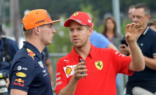 Dwie legendy Red Bulla dyskutują przed Grand Prix w Spa-Franchorchamps w 2019 roku
