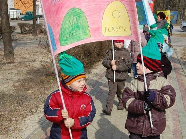 &#8211; Idąc przez miasto przedszkolaki przypominały o potrzebie ochrony naturalnego środowiska