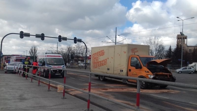 Wypadek u zbiegu al. Włókniarzy i ul. Pabianickiej. Dwie osoby ranne [zdjęcia, FILM]