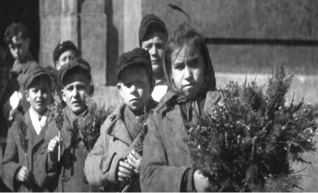 Dawniej palmy na Kujawach robiono z gałązek wierzby i przystrajano bukszpanem oraz wiązką trzciny. Zdjęcie z lat 40. ub. wieku.