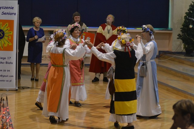 Do spektaklu „Chrzest Polski” panie z grupy teatralnej same szyły sobie stroje posiłkując się materiałami z internetu