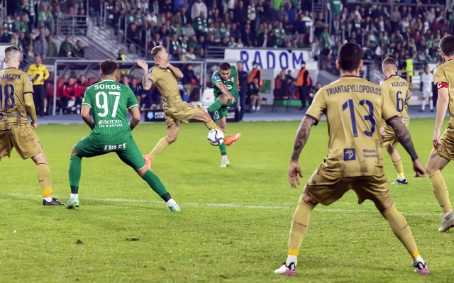 Fragment meczu Radomiak - Pogoń z rundy jesiennej, który został rozegrany w Radomiu i zakończył się remisem 1:1.