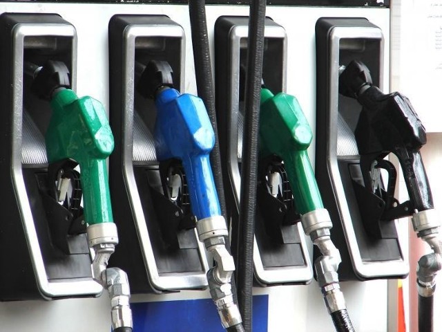 Paliwa po pięć złotych za litr na dłużej - ceny spadną po wakacjach
