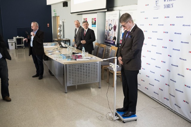 Inauguracja Miesiąca dla Zdrowia w Wyższej Szkole Bankowej to też inauguracja akcji ważenia, na wadze rektor WSB  Prof. Marek Jacek Stankiewicz